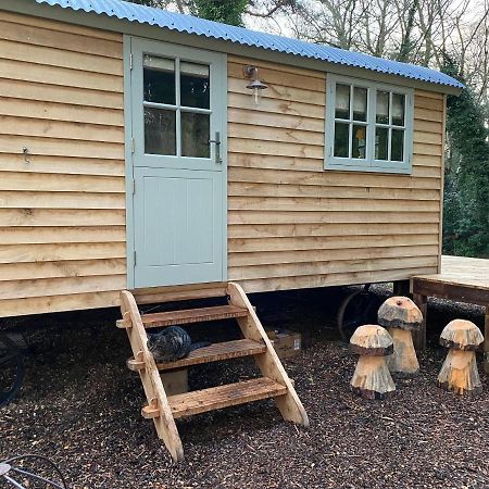 Chez Maurice Luxury Shepherds Hut With Bath And Hot Tub Kelling Bagian luar foto