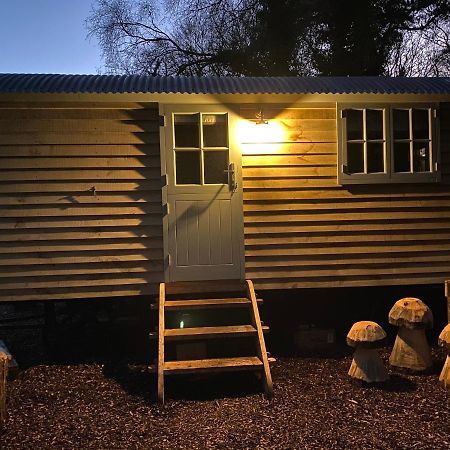 Chez Maurice Luxury Shepherds Hut With Bath And Hot Tub Kelling Bagian luar foto
