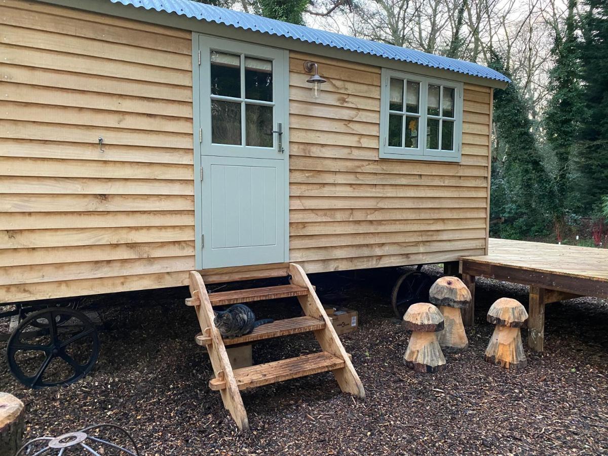 Chez Maurice Luxury Shepherds Hut With Bath And Hot Tub Kelling Bagian luar foto