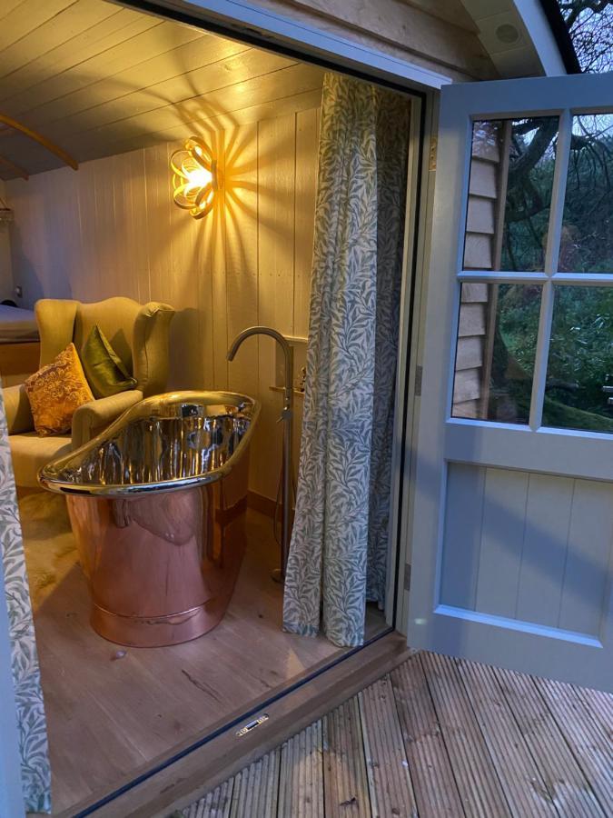 Chez Maurice Luxury Shepherds Hut With Bath And Hot Tub Kelling Bagian luar foto