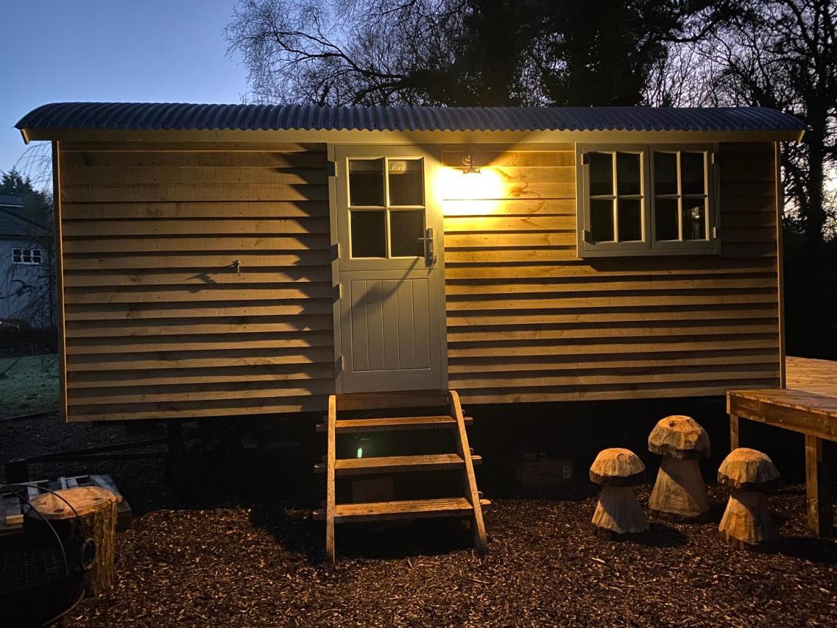 Chez Maurice Luxury Shepherds Hut With Bath And Hot Tub Kelling Bagian luar foto
