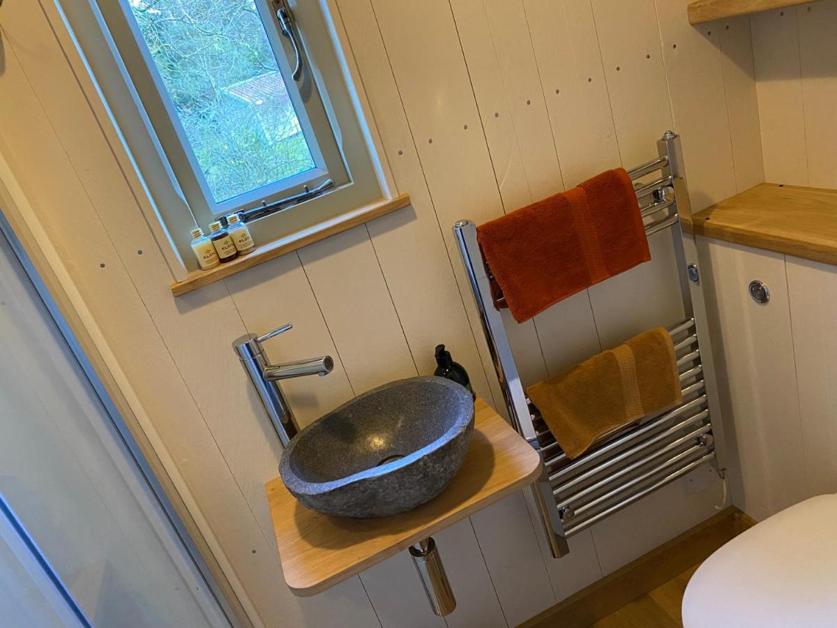 Chez Maurice Luxury Shepherds Hut With Bath And Hot Tub Kelling Bagian luar foto