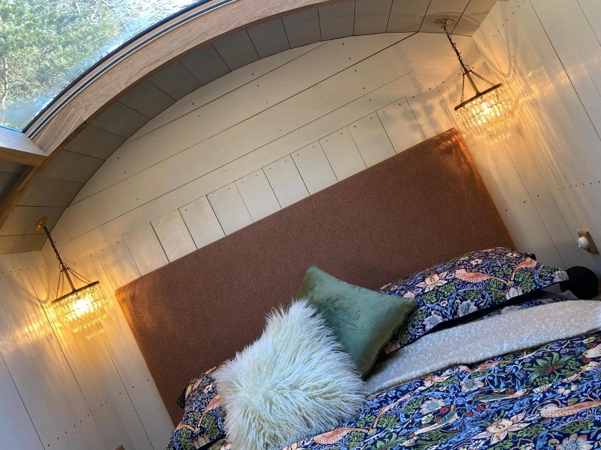 Chez Maurice Luxury Shepherds Hut With Bath And Hot Tub Kelling Bagian luar foto