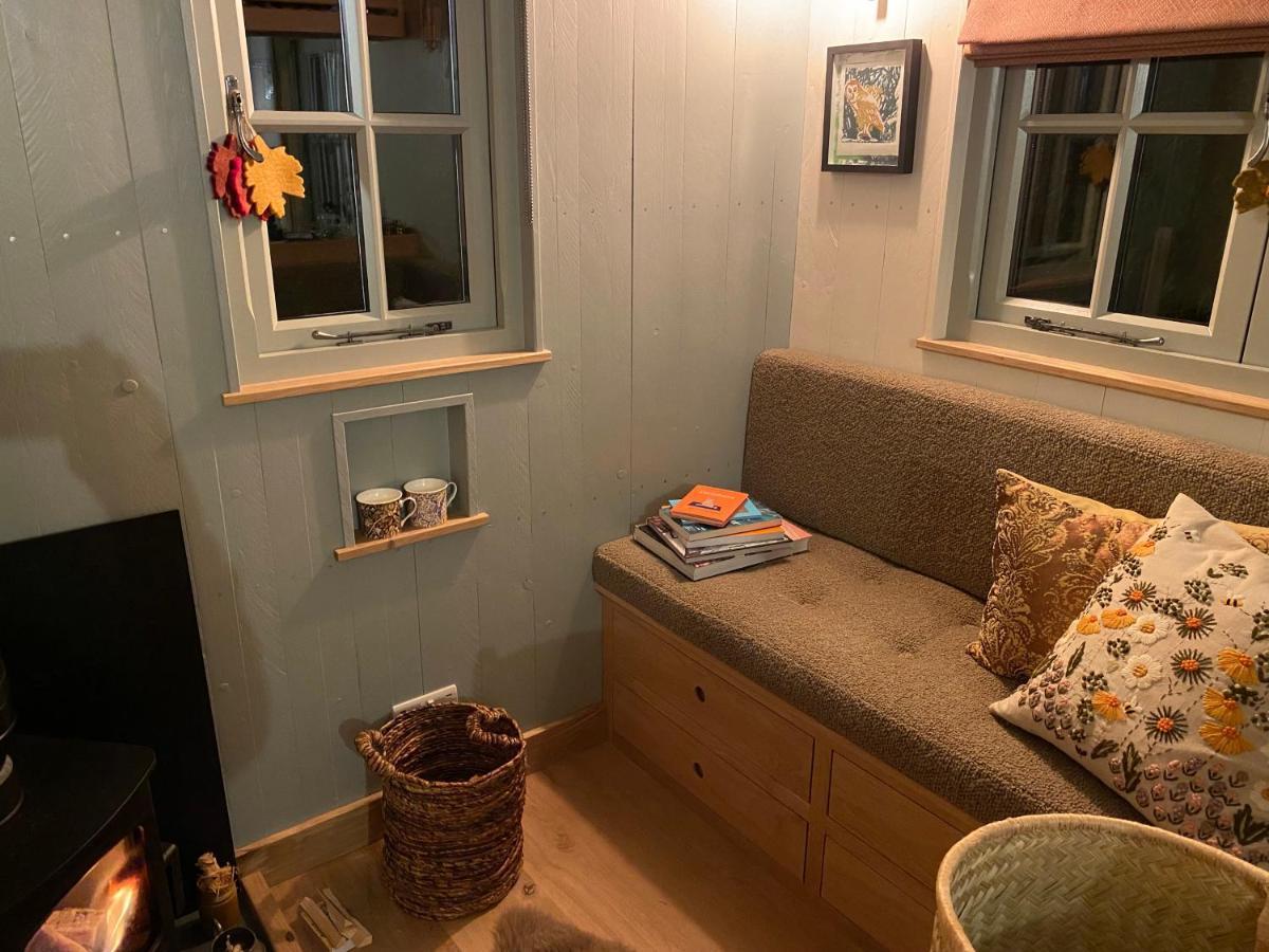Chez Maurice Luxury Shepherds Hut With Bath And Hot Tub Kelling Bagian luar foto