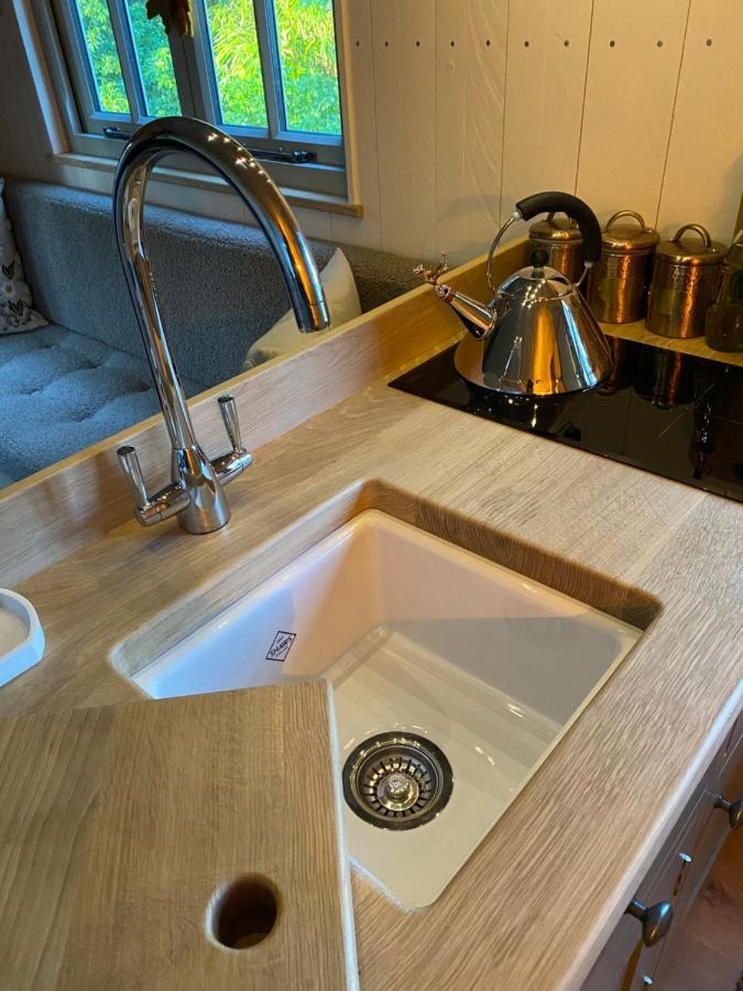 Chez Maurice Luxury Shepherds Hut With Bath And Hot Tub Kelling Bagian luar foto
